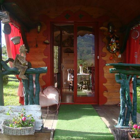 Les Patins A Roulottes Villa Yenne Bagian luar foto