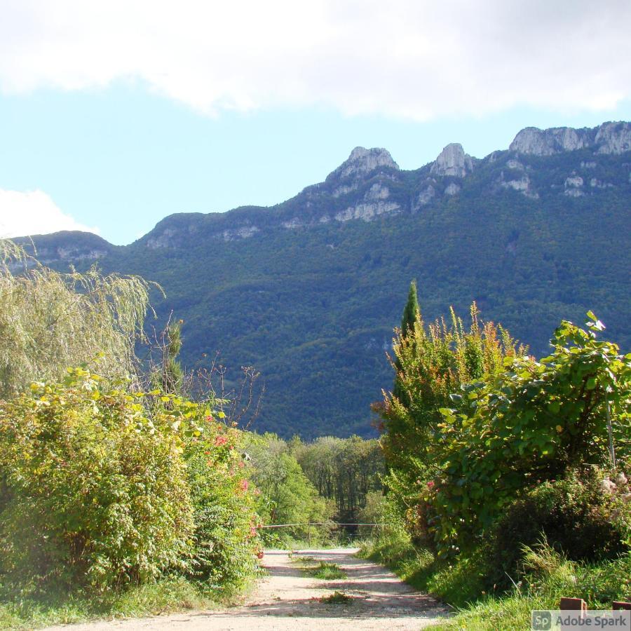 Les Patins A Roulottes Villa Yenne Bagian luar foto
